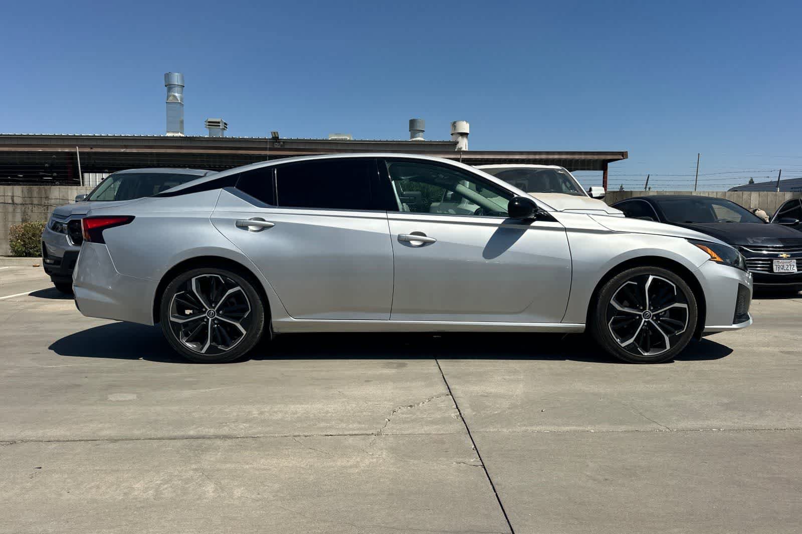 Used 2023 Nissan Altima 2.5 SR FWD image 9