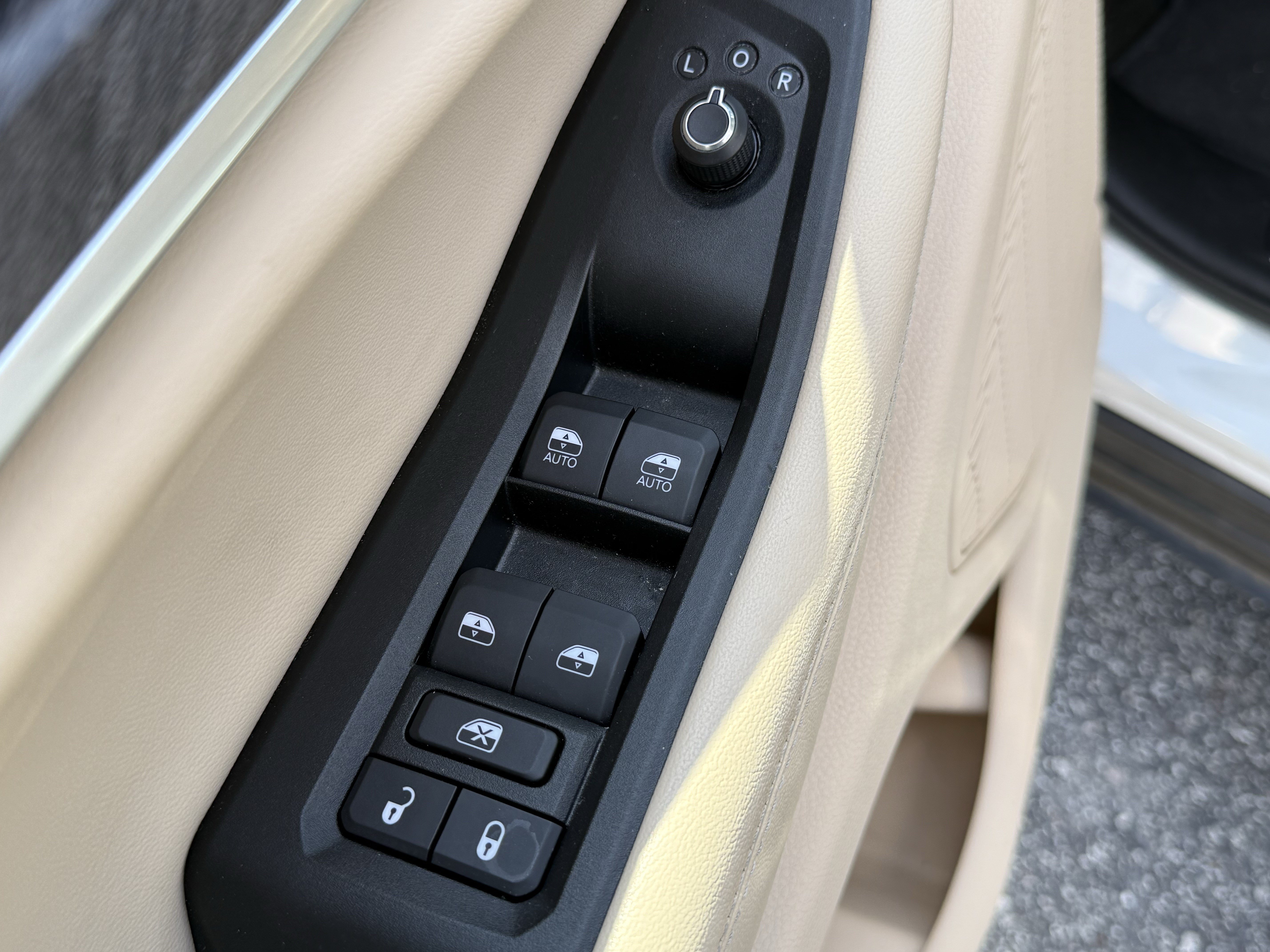 Used 2024 Jeep Grand Cherokee L Limited w/ Luxury Tech Group II RWD image 15