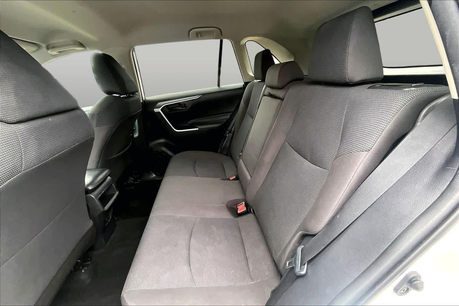Used 2021 Toyota RAV4 LE AWD/4WD image 19