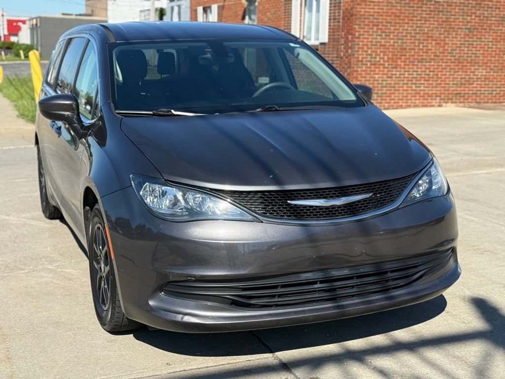 Used 2017 Chrysler Pacifica Touring FWD image 1
