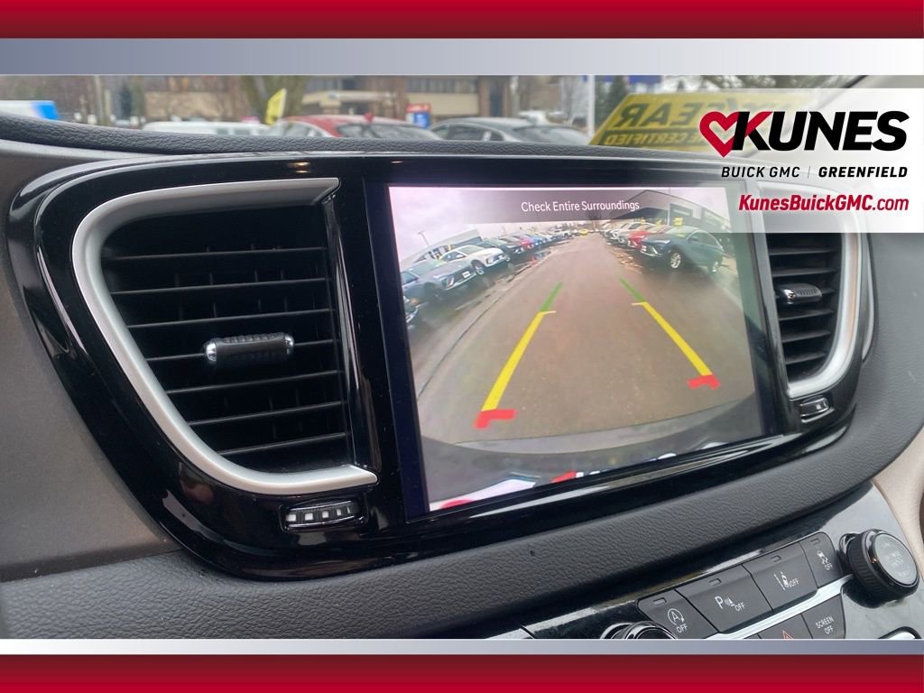 Used 2024 Chrysler Pacifica Touring-L image 14