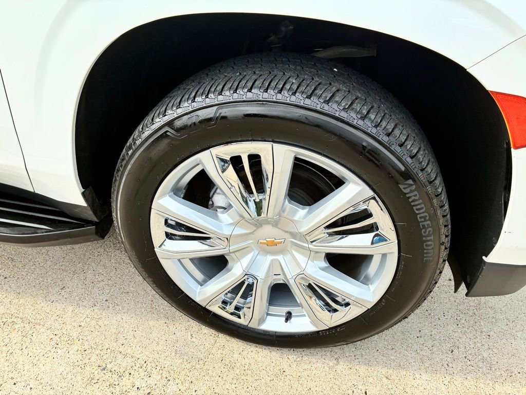 Used 2023 Chevrolet Suburban High Country image 3