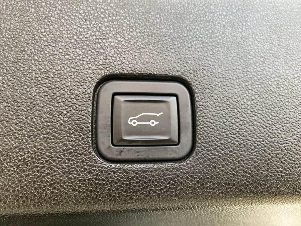 Used 2024 Cadillac XT6 Luxury w/ LPO, Floor Liner Package AWD/4WD image 9