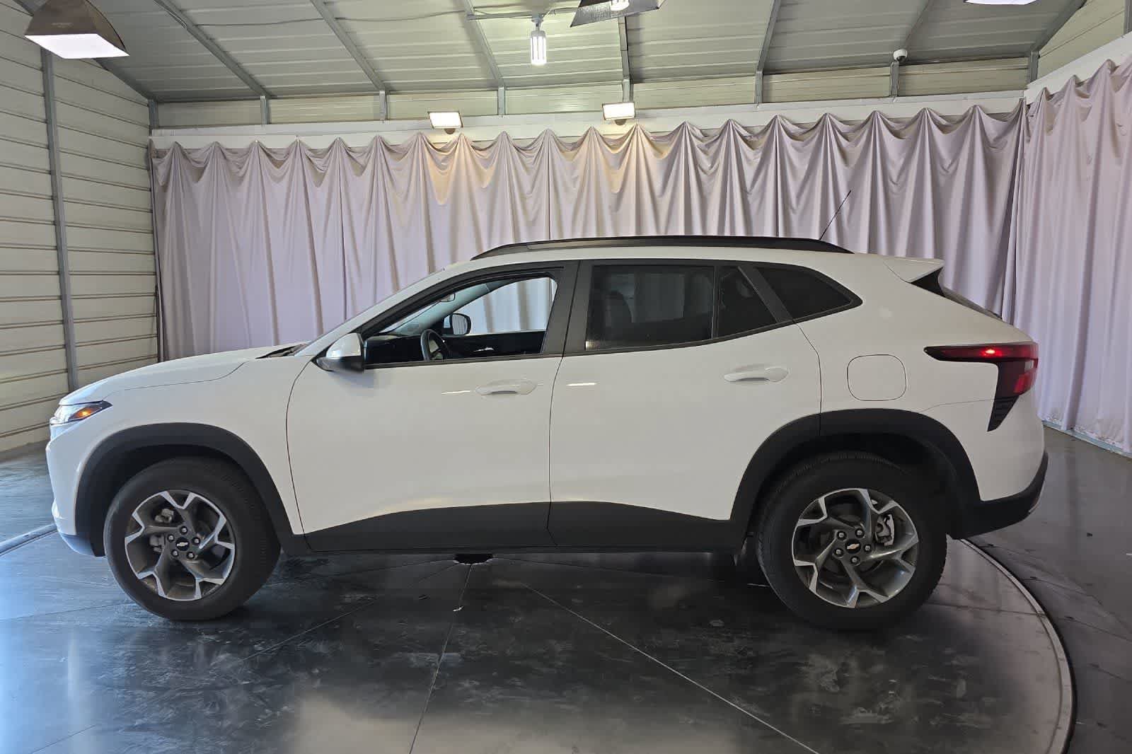 Used 2025 Chevrolet Trax LT FWD image 6