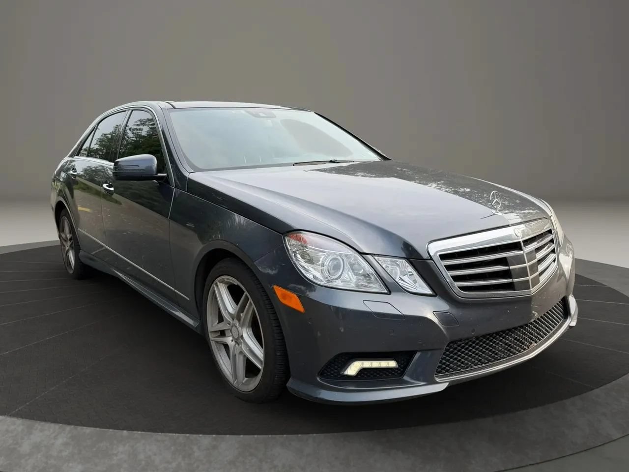 Used 2011 Mercedes-Benz E 550 4MATIC Sedan image 3