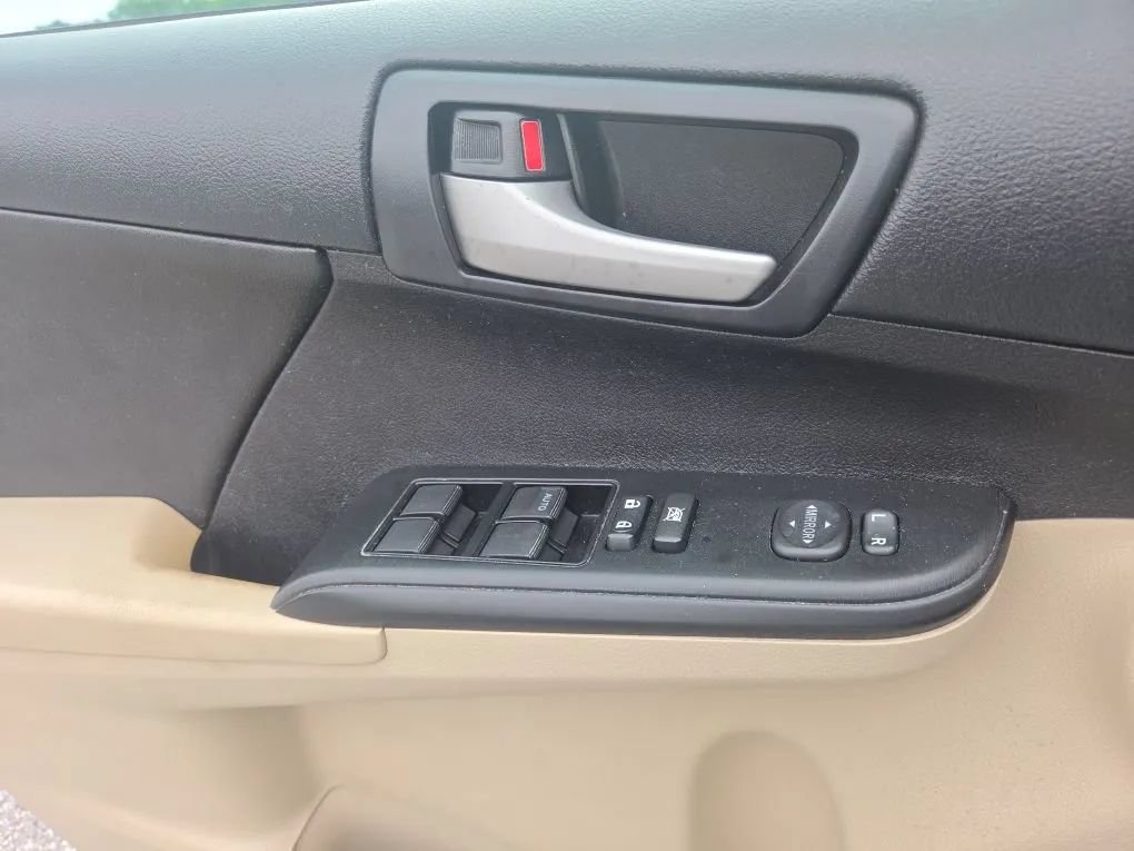 Used 2013 Toyota Camry LE FWD image 15