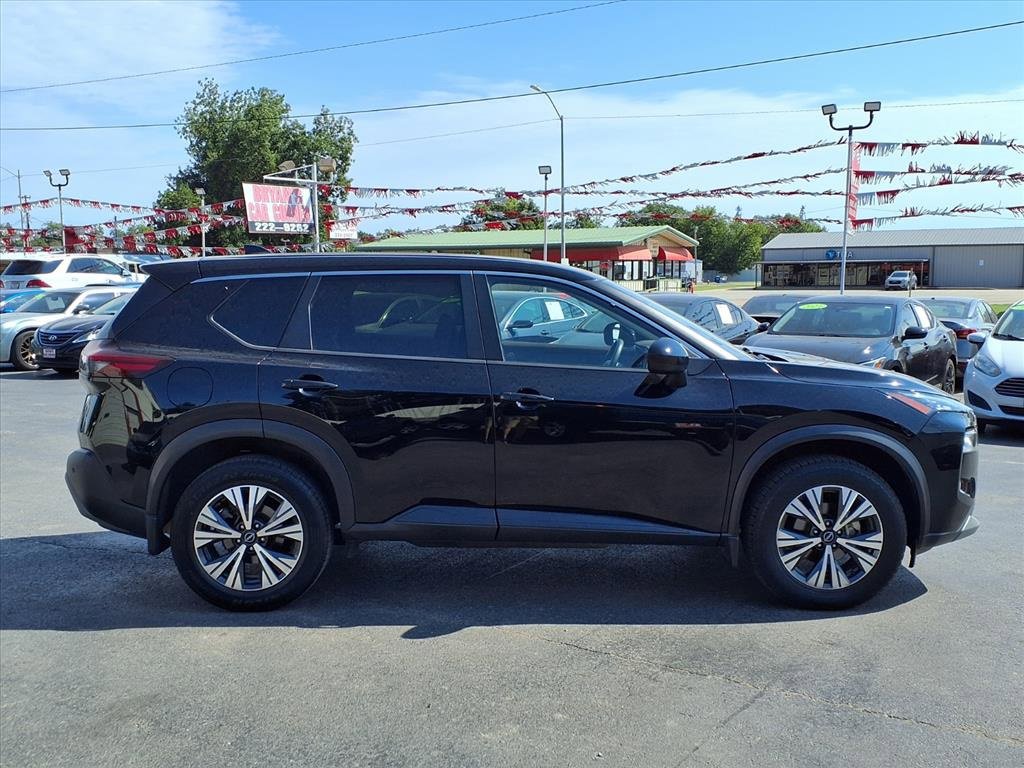 Used 2023 Nissan Rogue SV image 2