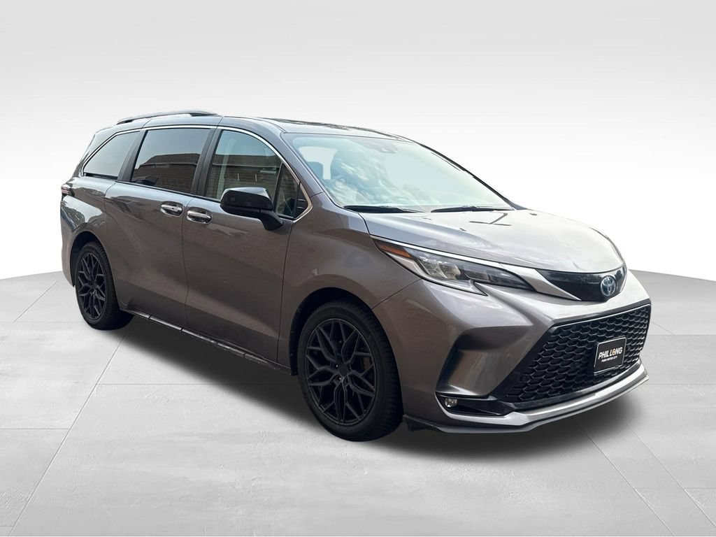 Used 2022 Toyota Sienna XSE w/ XSE Plus Package FWD image 1