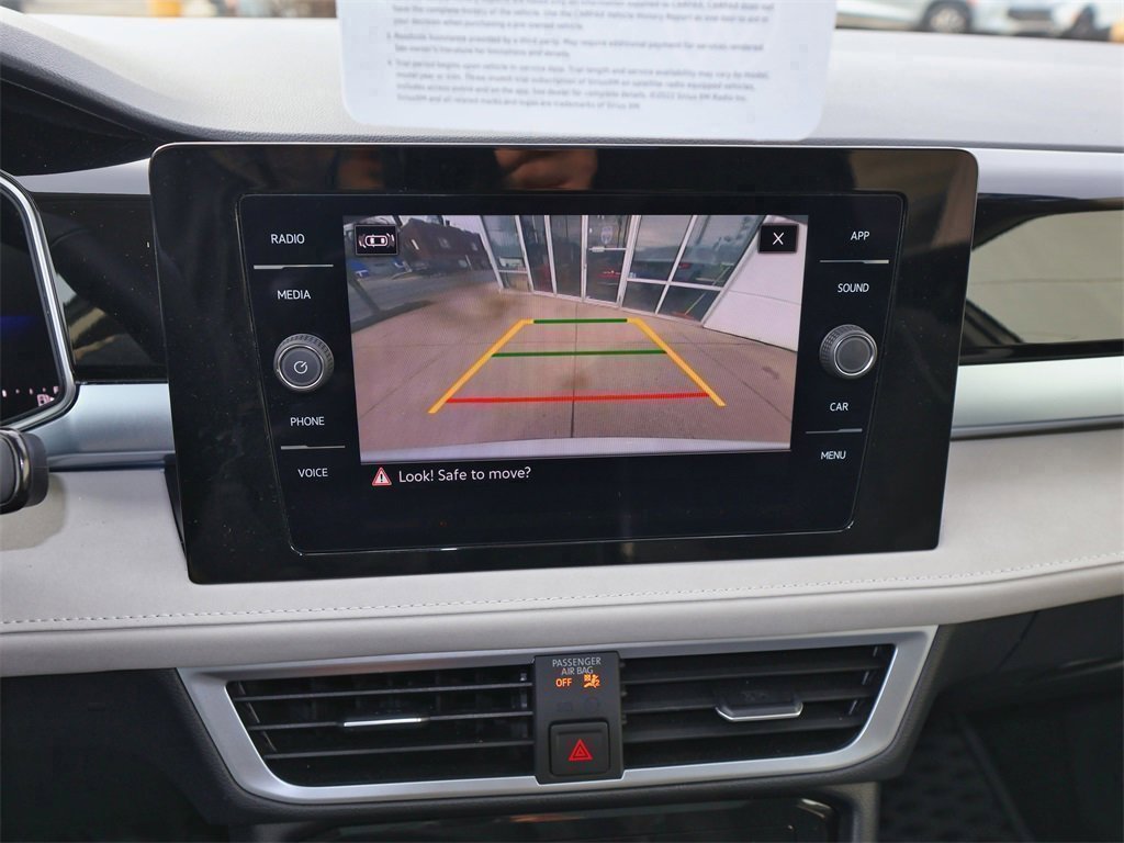 Certified 2025 Volkswagen Taos SE w/ Panoramic Sunroof Package image 19