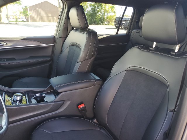 New 2026 Jeep Grand Cherokee L 4WD image 12