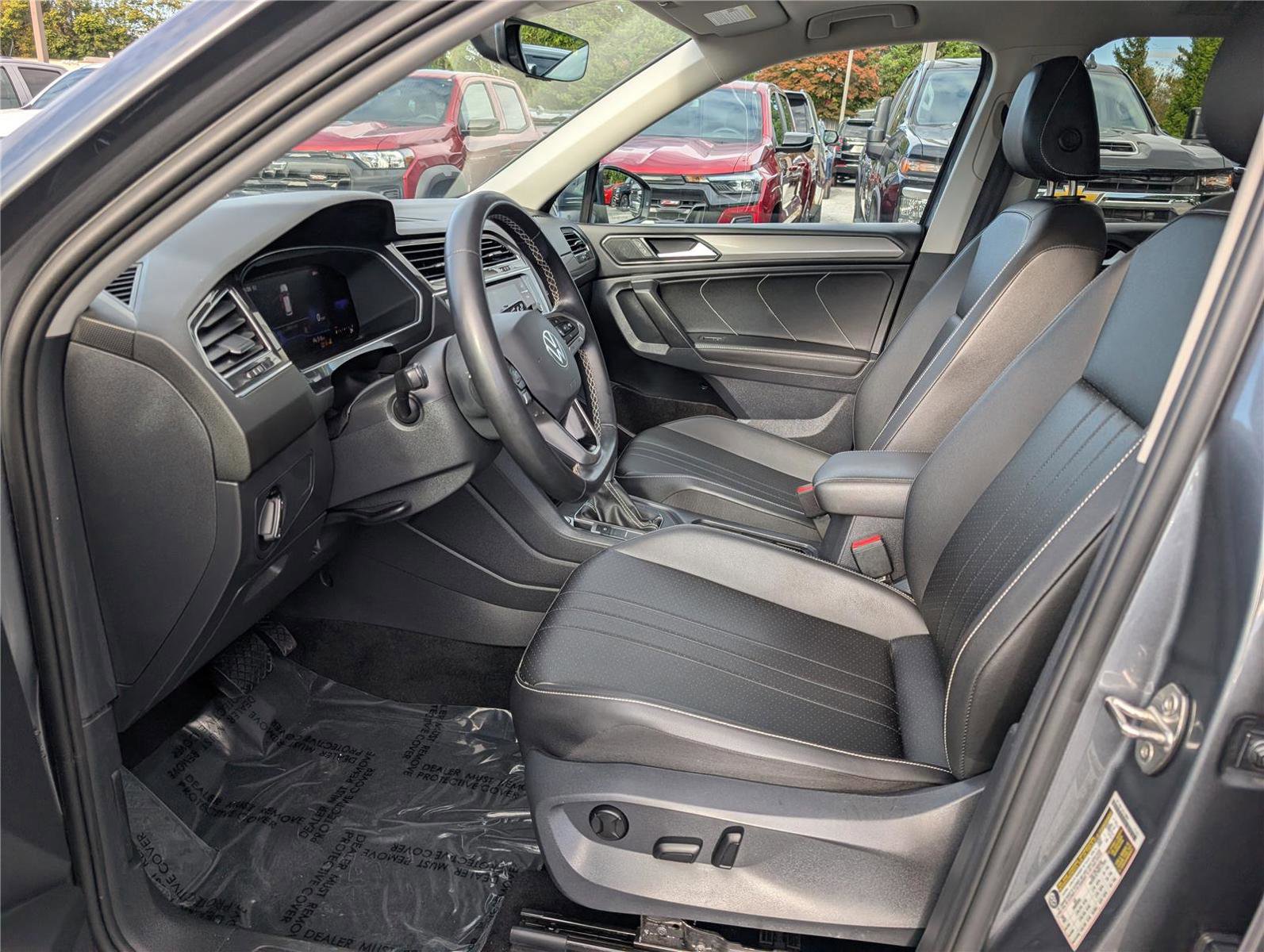 Used 2023 Volkswagen Tiguan SE w/ Panoramic Sunroof Package image 16