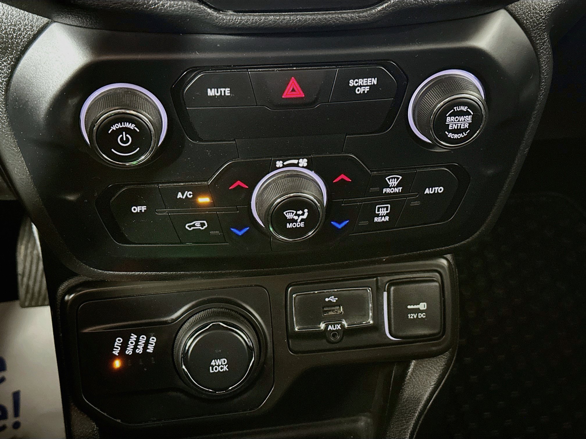 Used 2020 Jeep Renegade Latitude w/ Cold Weather Group AWD/4WD image 15