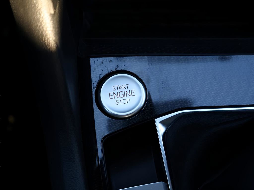 Used 2025 Volkswagen Taos SE image 30