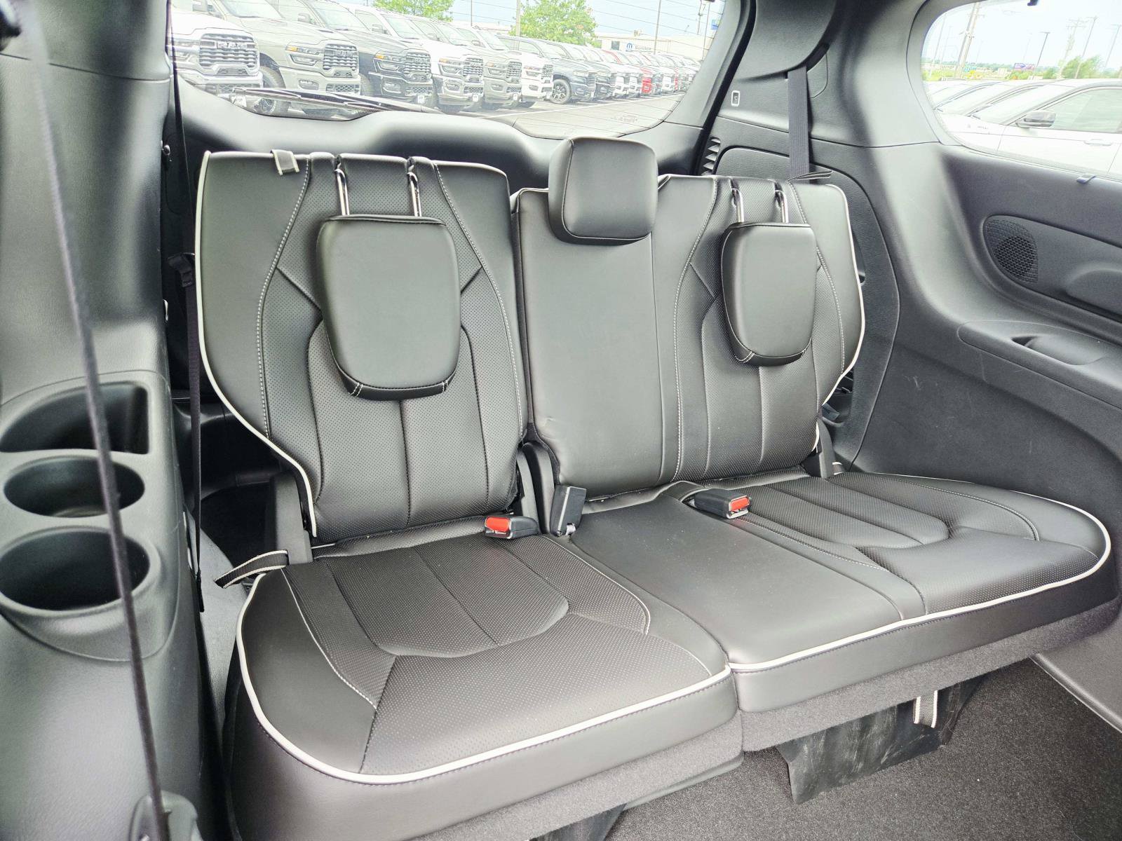 Used 2024 Chrysler Pacifica Limited w/ S Appearance Package FWD image 17