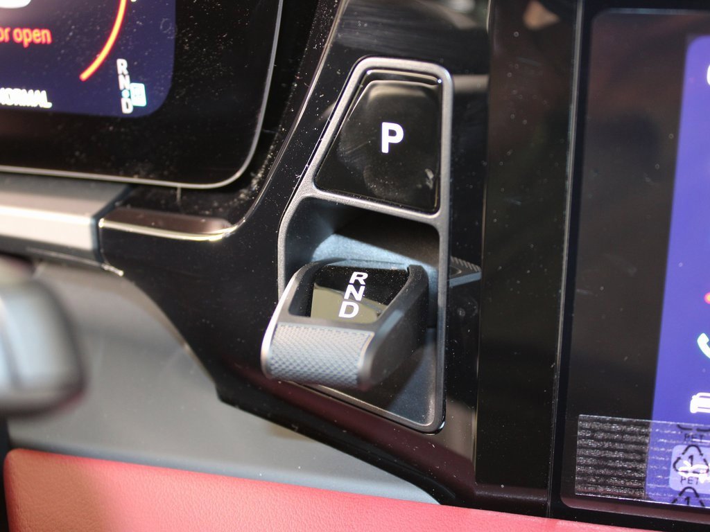 Certified 2025 Porsche Macan 4S Electric image 27