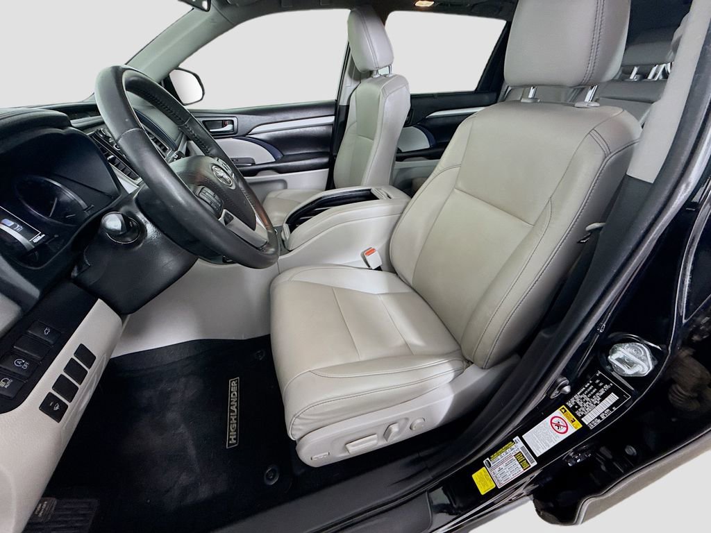 Used 2019 Toyota Highlander XLE image 14