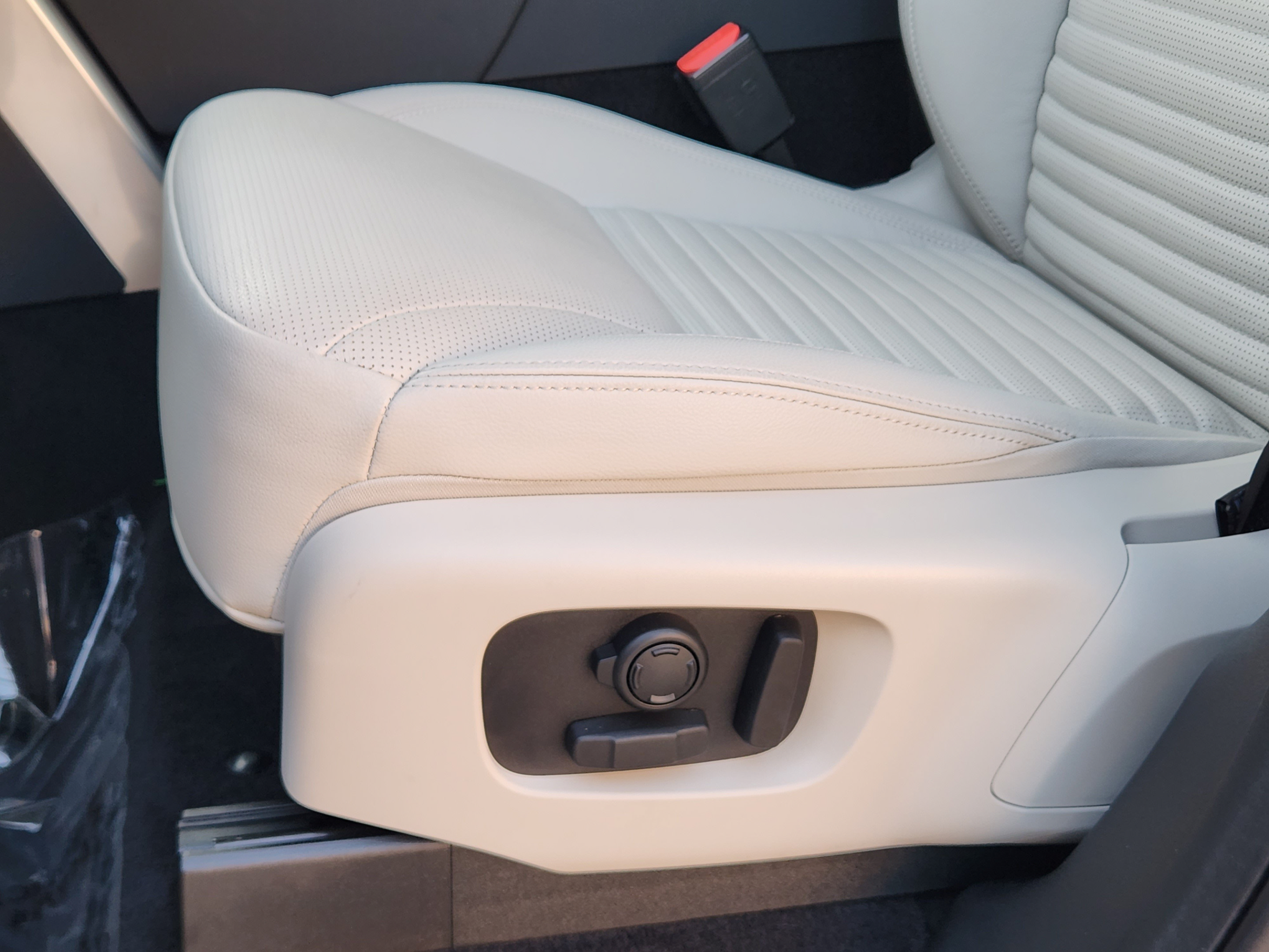 Certified 2025 Land Rover Discovery S AWD/4WD image 21