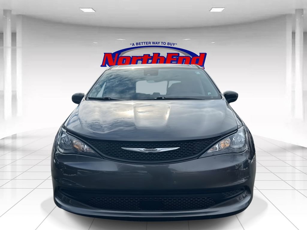 Used 2023 Chrysler Voyager LX image 9