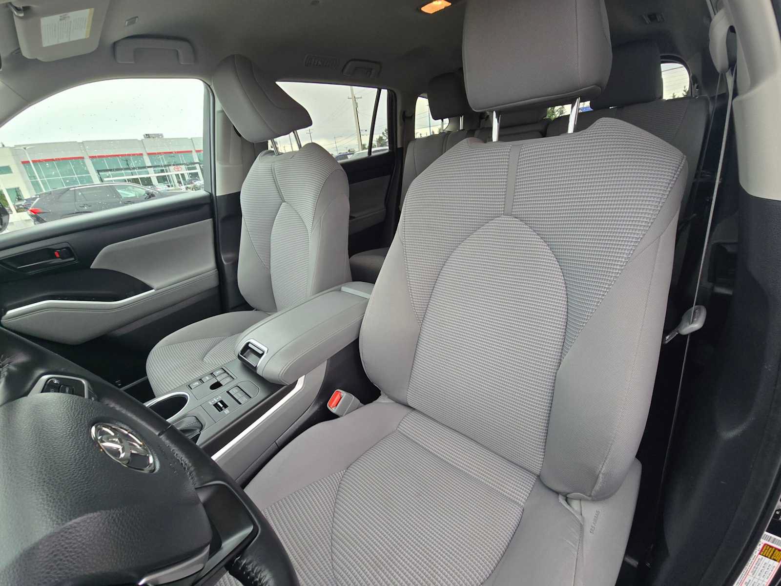 Used 2023 Toyota Highlander LE AWD/4WD image 22