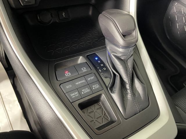 Used 2021 Toyota RAV4 LE AWD/4WD image 10