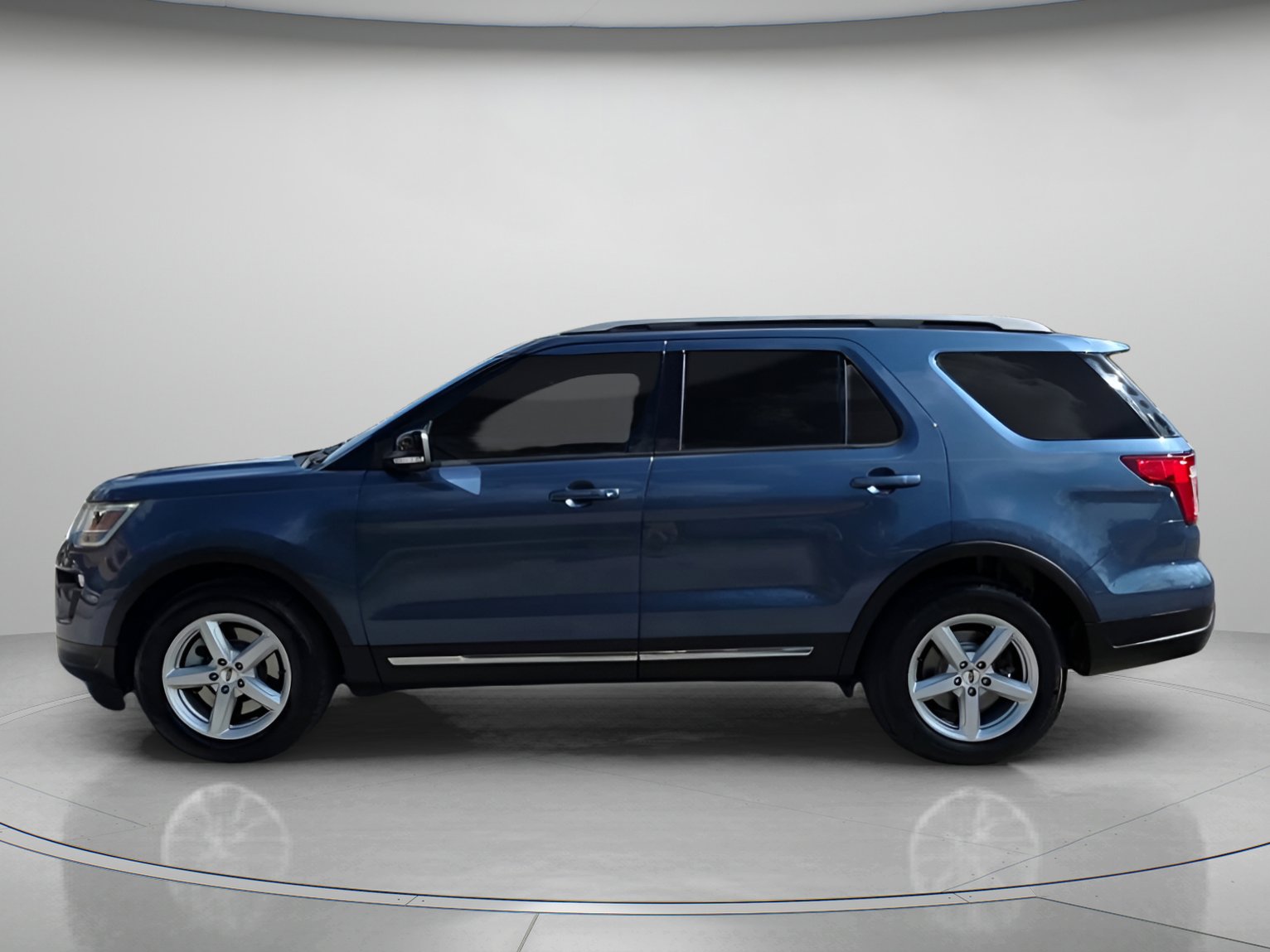 Certified 2018 Ford Explorer XLT w/ Equipment Group 202A image 17
