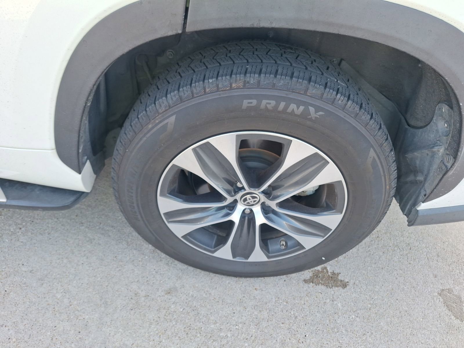 Used 2020 Toyota Highlander XLE FWD image 11