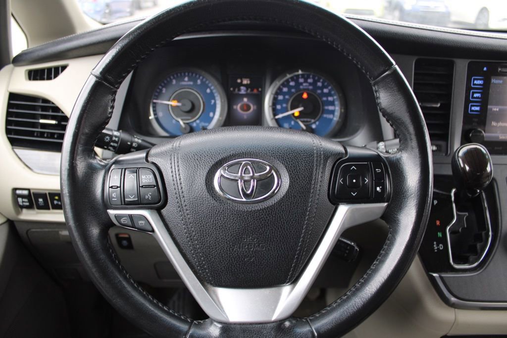 Used 2017 Toyota Sienna XLE Premium image 33