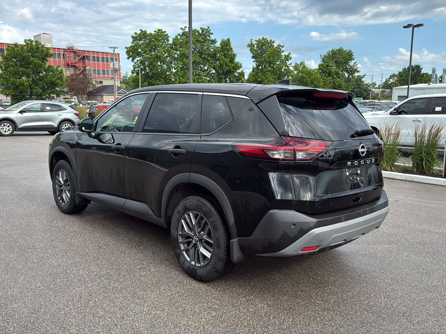 Used 2022 Nissan Rogue S FWD image 5