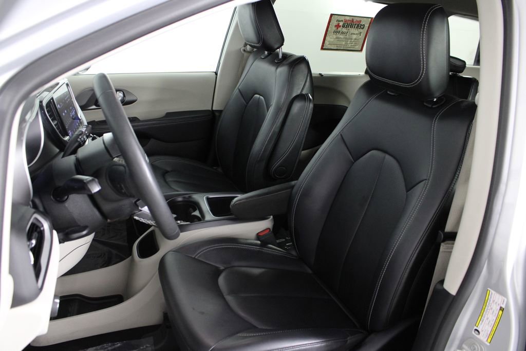 Used 2024 Chrysler Pacifica Touring-L image 18