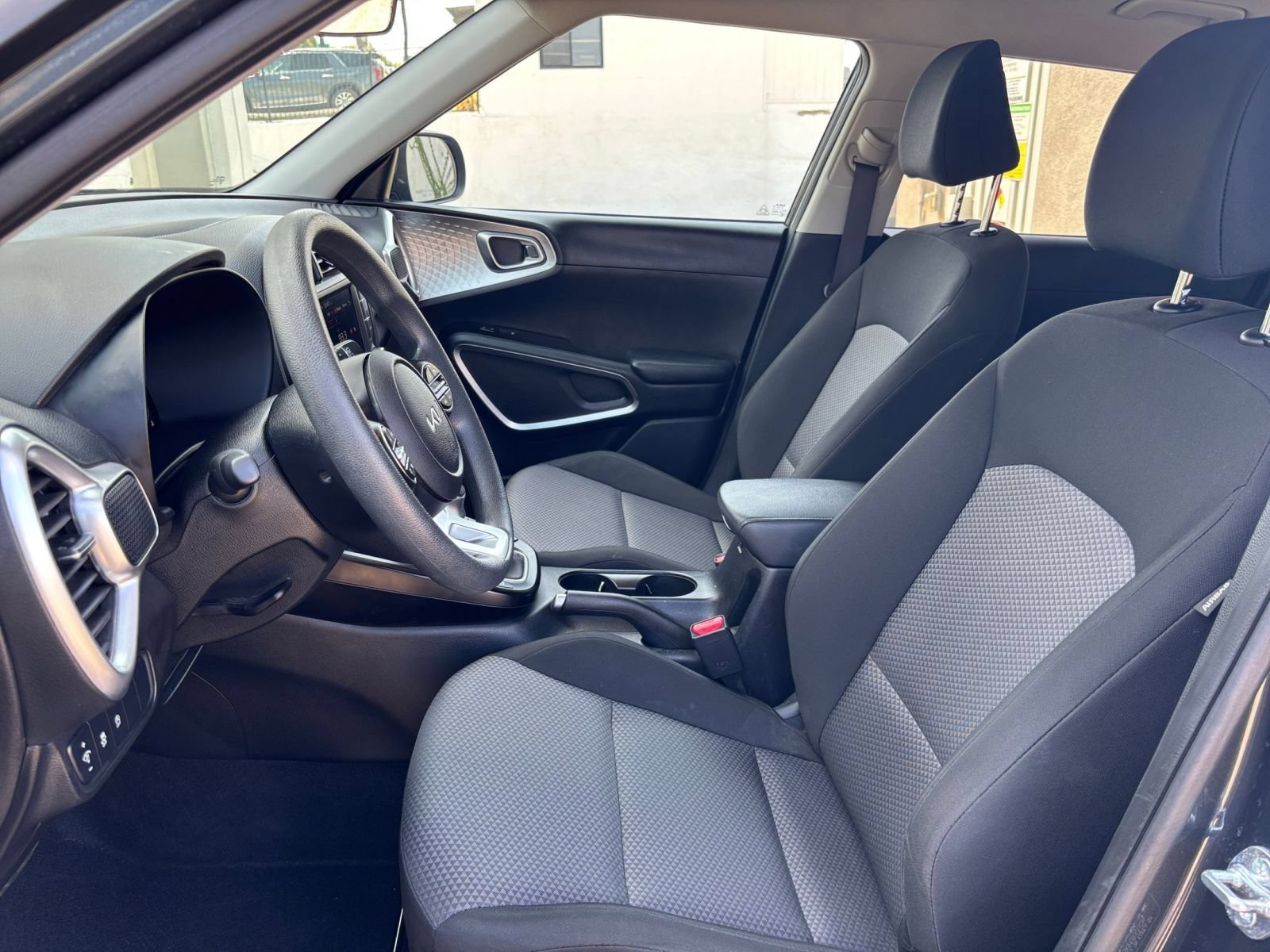 Used 2025 Kia Soul LX w/ LX Technology Package FWD image 24