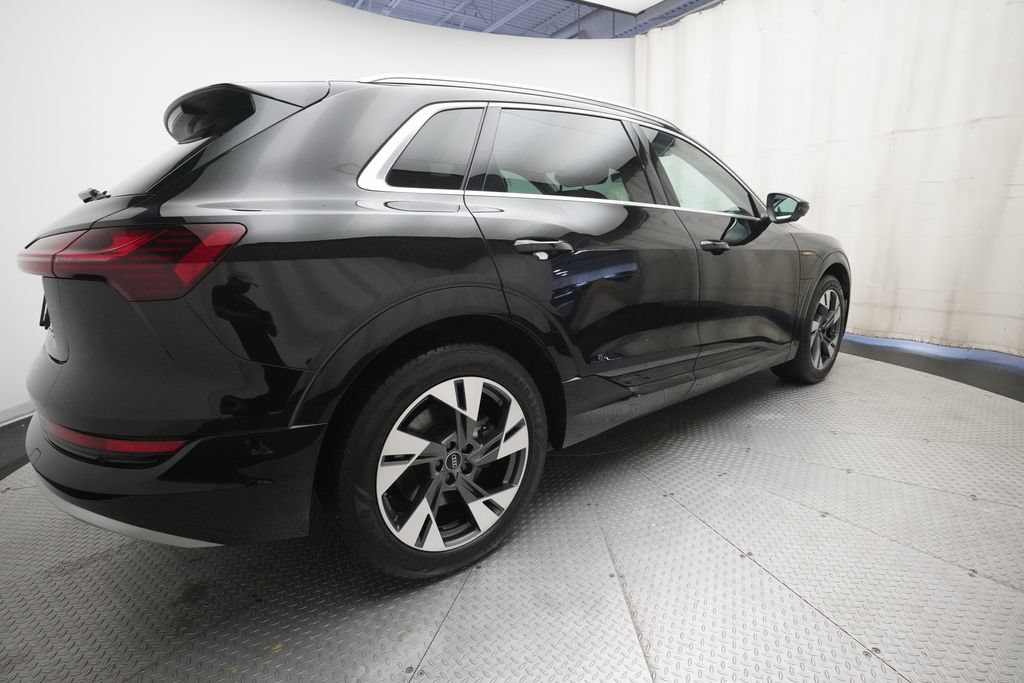 Used 2022 Audi e-tron Premium Plus w/ Premium Plus Package AWD/4WD image 36
