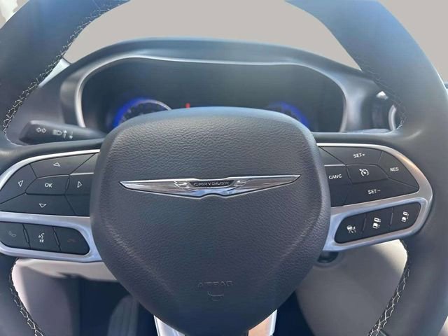 Used 2023 Chrysler Pacifica Touring-L image 9