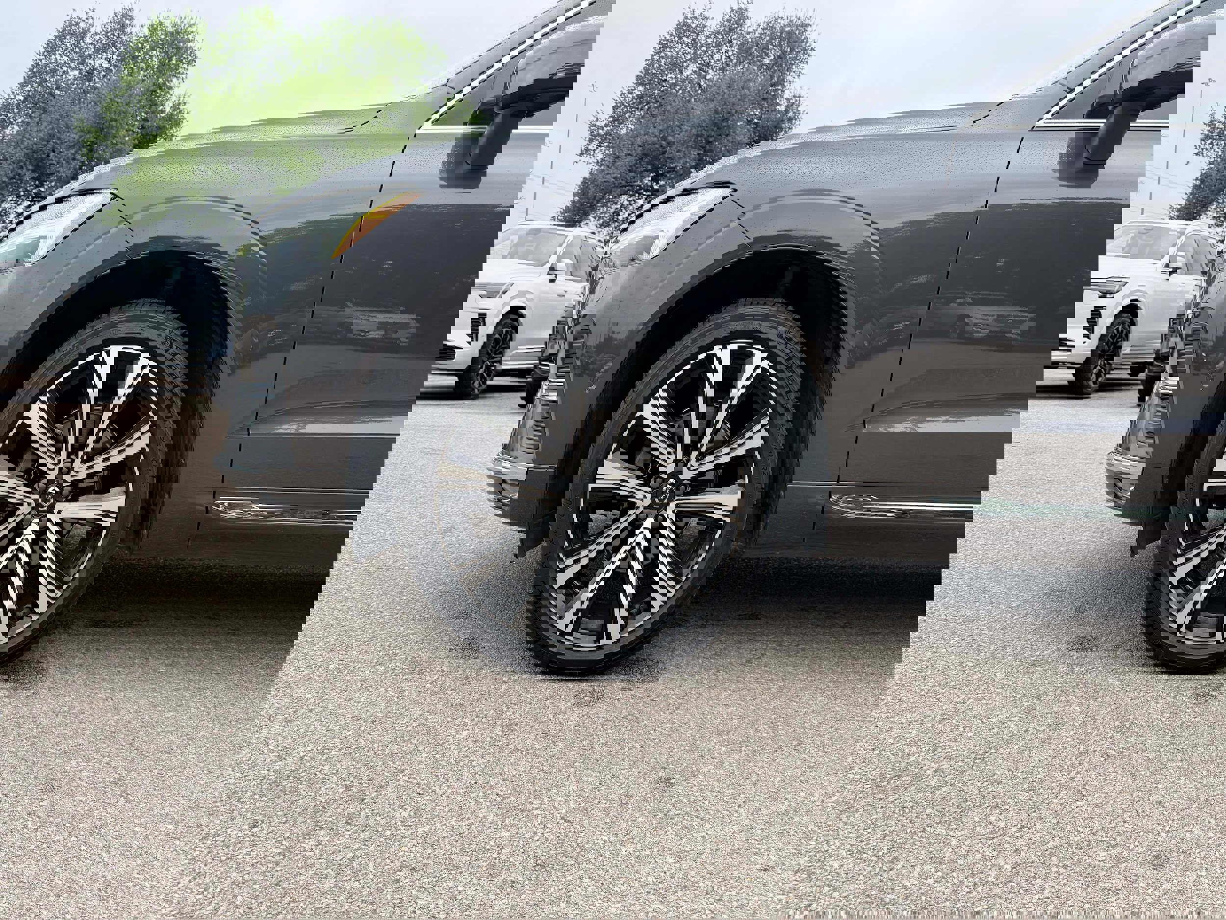 Certified 2023 Volvo XC60 B5 Ultimate w/ Protection Package Premier image 9