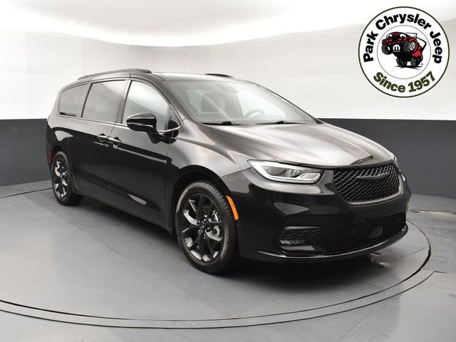 Used 2024 Chrysler Pacifica Limited w/ S Appearance Package image 1