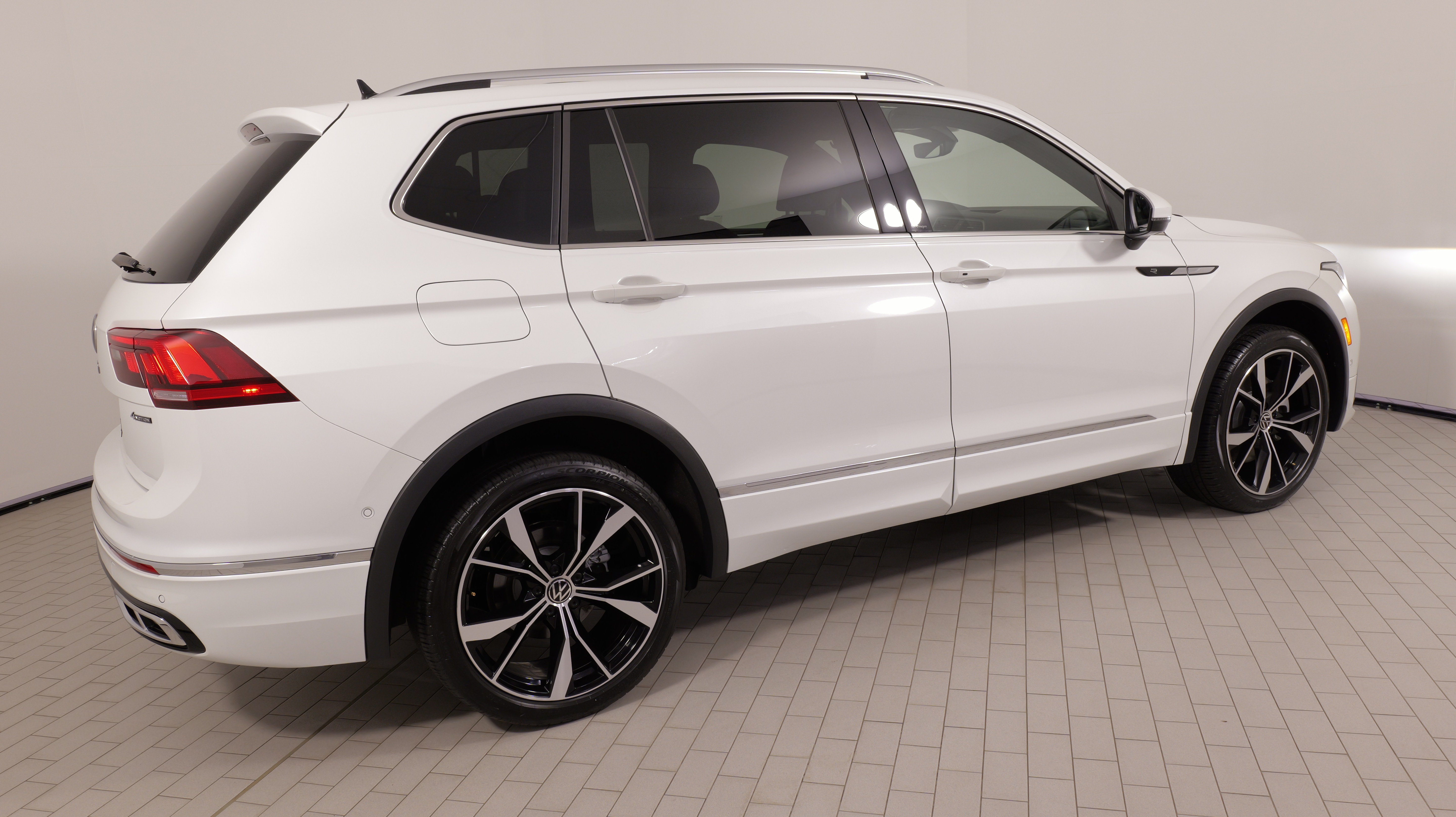 Used 2024 Volkswagen Tiguan SEL R-Line AWD/4WD image 11