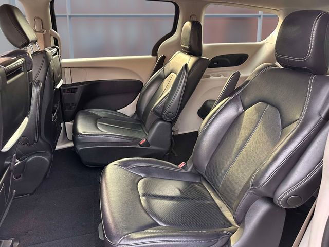 Used 2022 Chrysler Pacifica Touring-L w/ Uconnect Theater Family Group FWD image 18