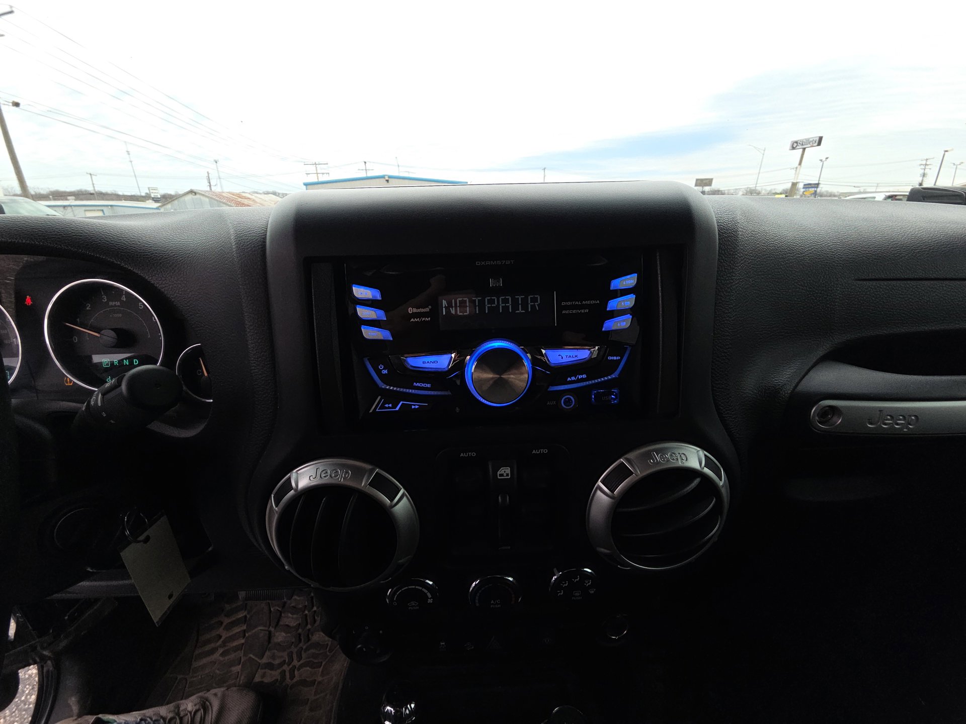 Used 2017 Jeep Wrangler Unlimited Rubicon w/ Max Tow Package image 11