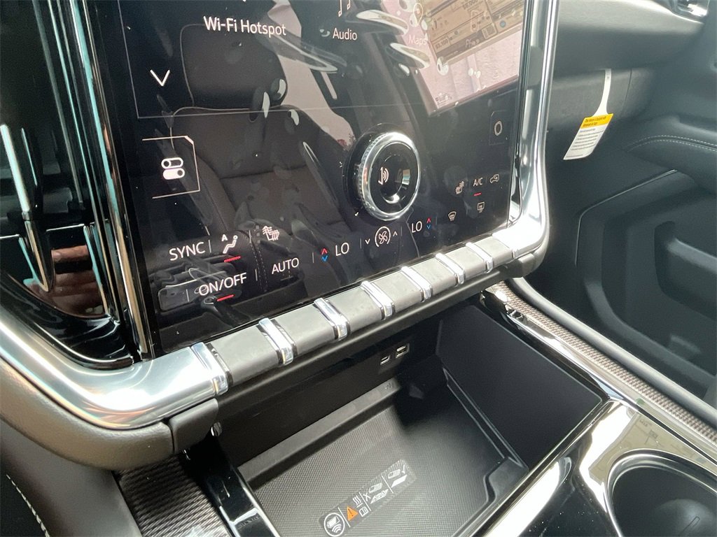 New 2025 GMC Yukon Elevation image 17