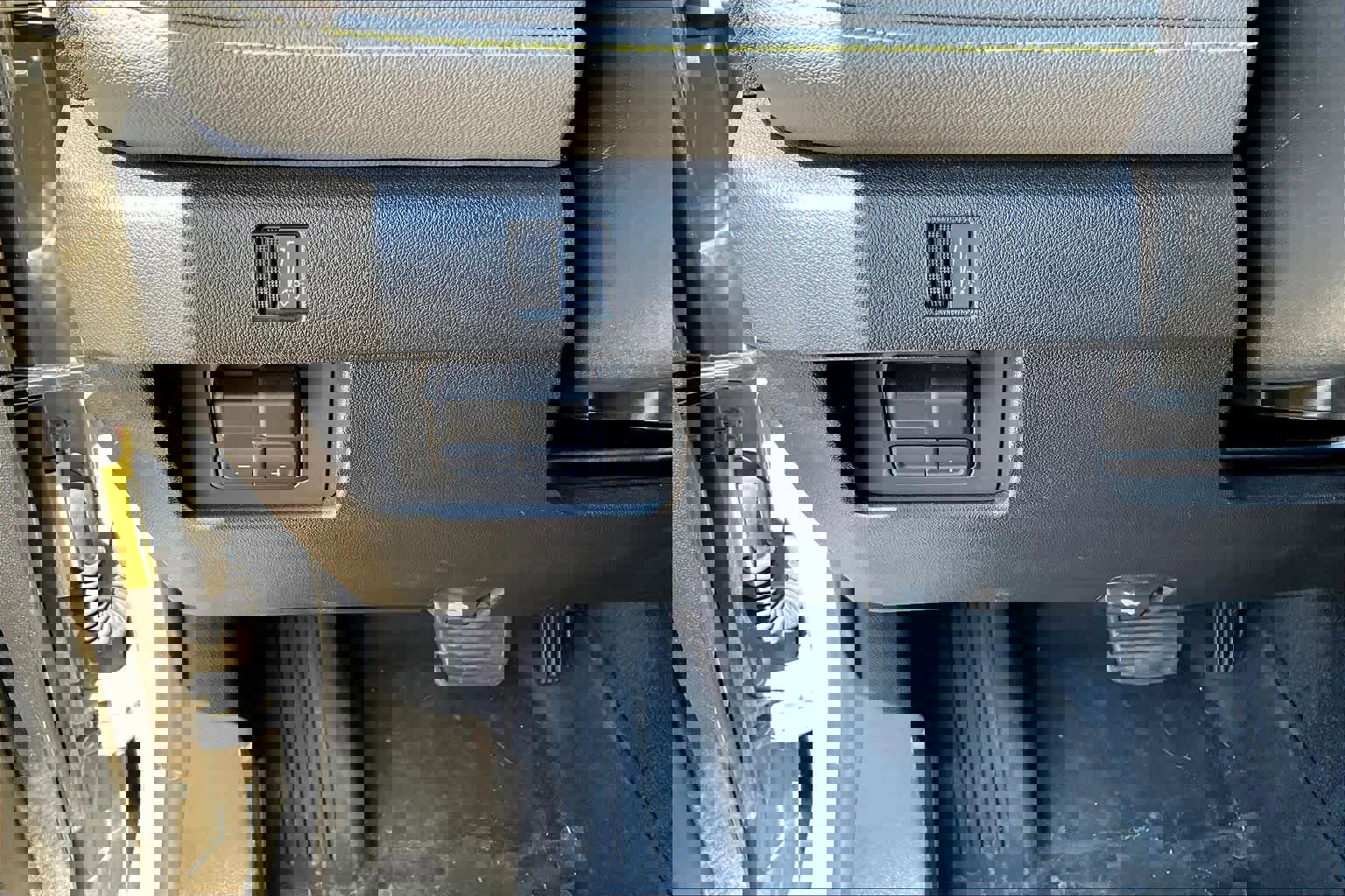 Used 2024 Chevrolet Colorado ZR2 w/ Technology Package AWD/4WD image 32