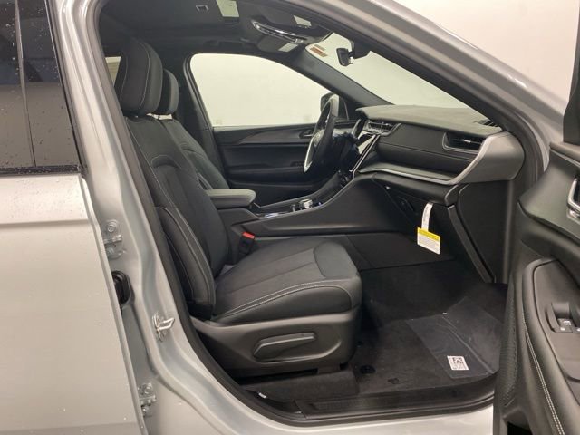 Used 2025 Jeep Grand Cherokee Laredo X w/ Luxury Tech Group I image 22