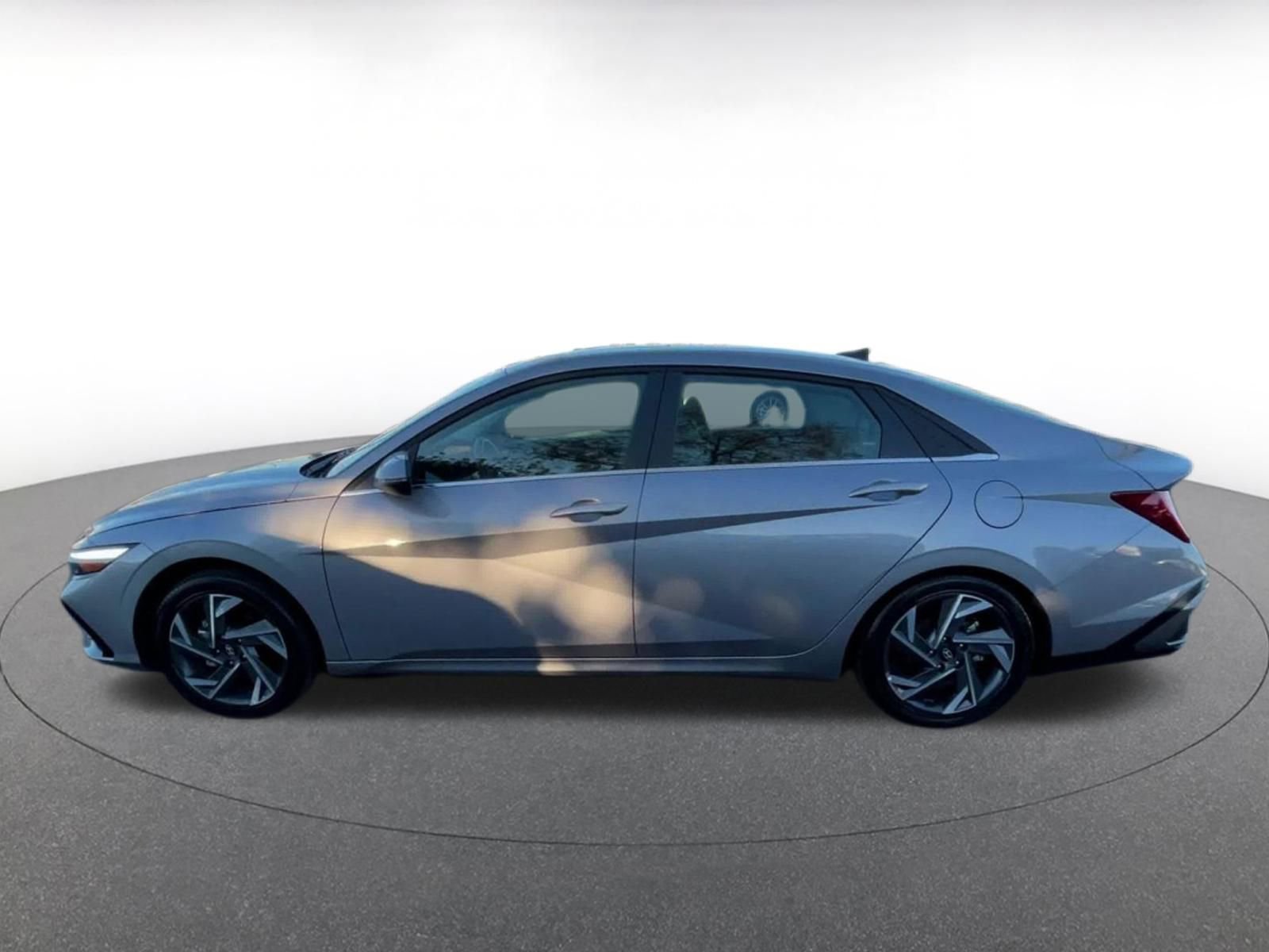 Used 2025 Hyundai Elantra Limited image 9