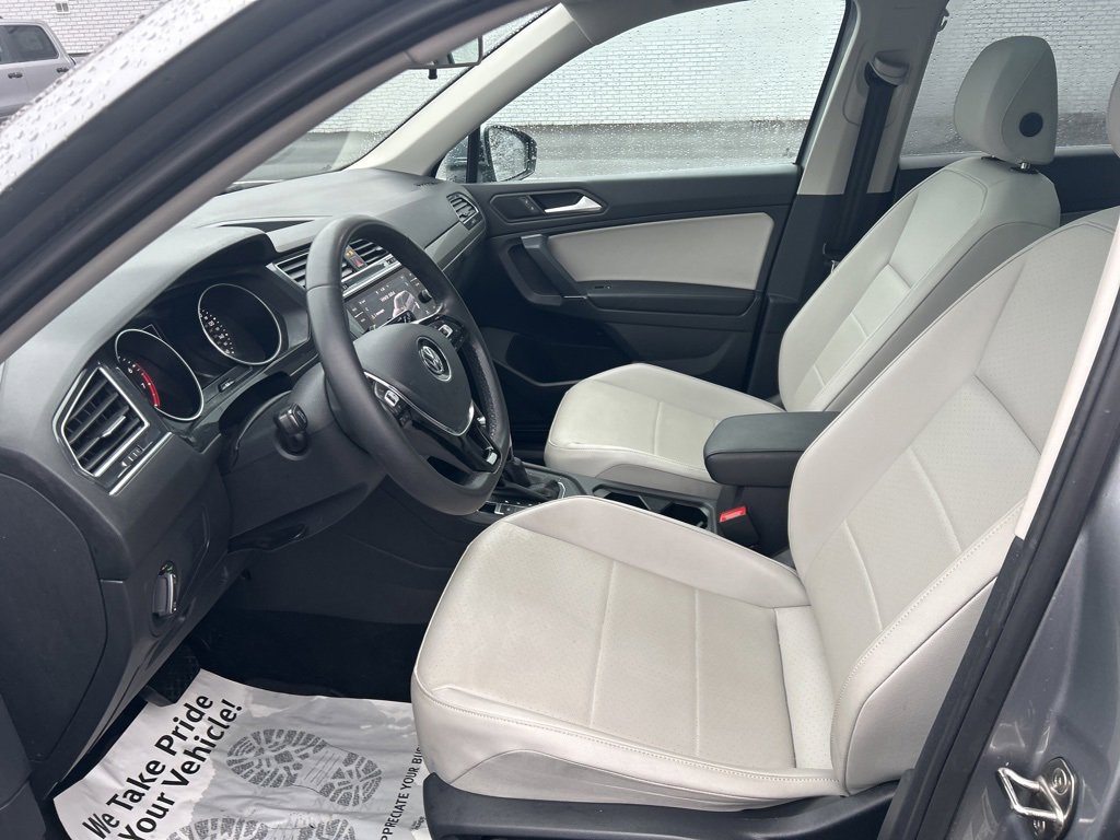 Used 2020 Volkswagen Tiguan SE w/ Panoramic Sunroof Package image 13