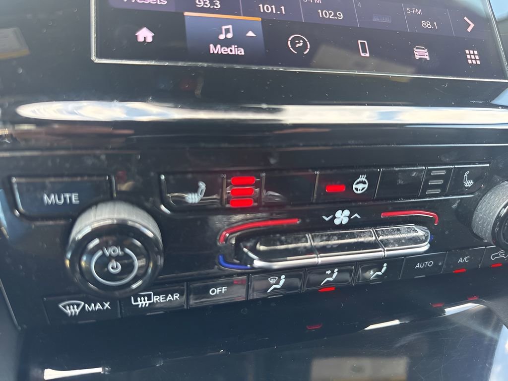 Used 2024 Jeep Grand Cherokee Altitude image 21