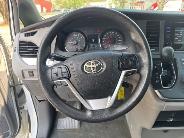 Used 2015 Toyota Sienna L image 24