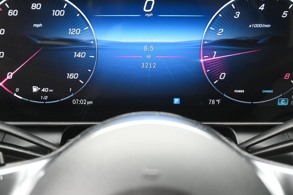 Used 2025 Mercedes-Benz GLC 300 4MATIC image 16