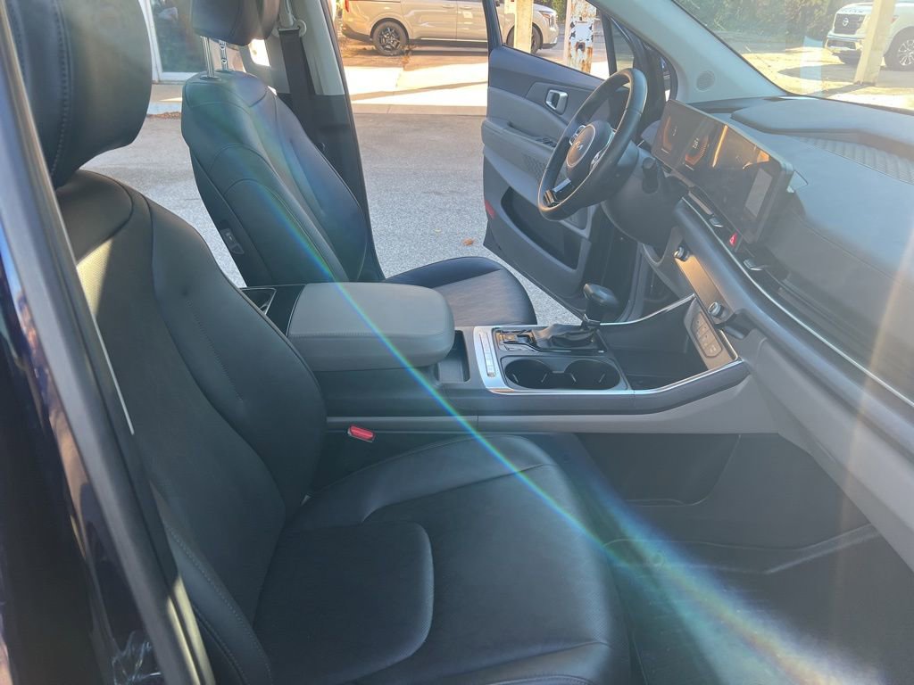 Certified 2025 Kia Carnival EX image 18
