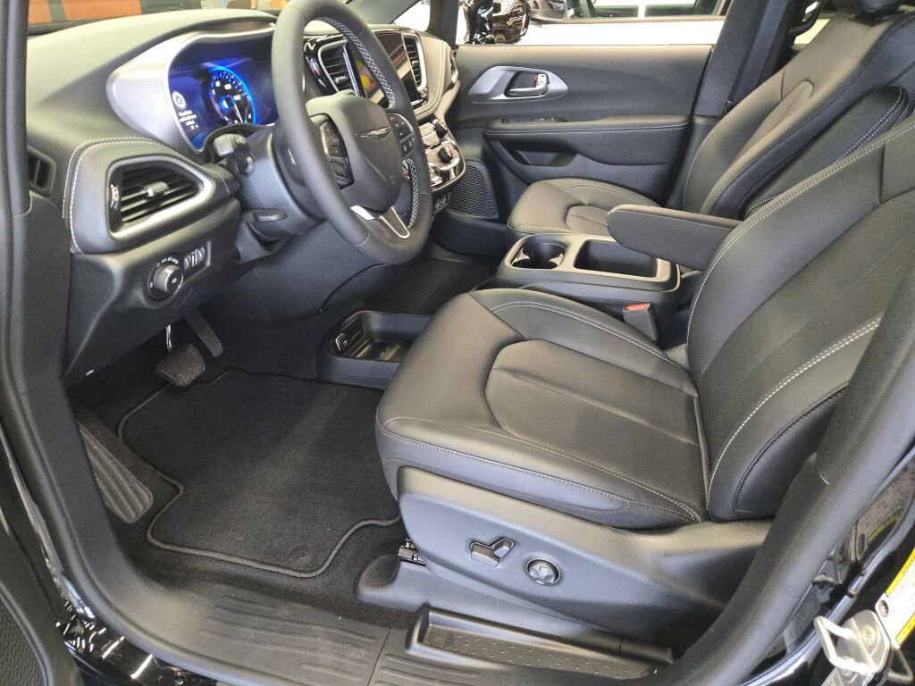New 2025 Chrysler Pacifica Select FWD image 18