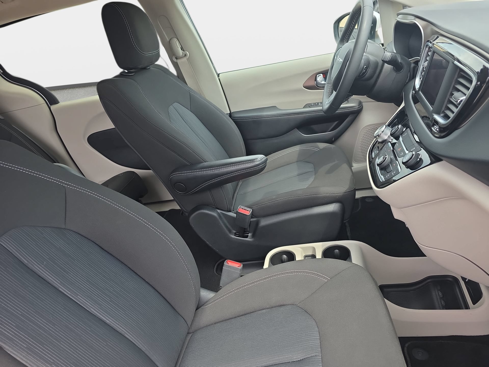 Used 2023 Chrysler Voyager LX FWD image 10