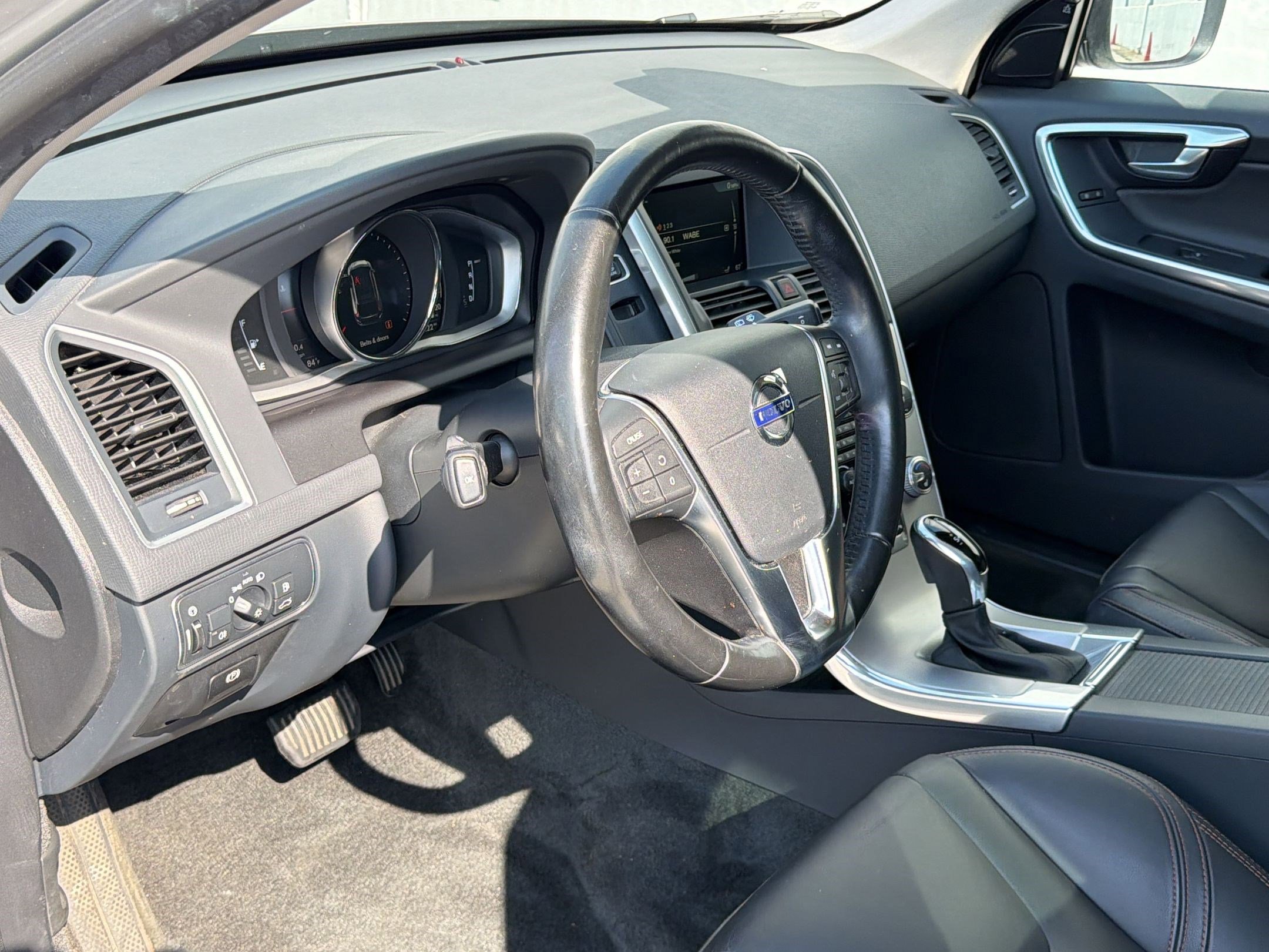 Used 2017 Volvo XC60 T6 Dynamic w/ Climate Package AWD/4WD image 4