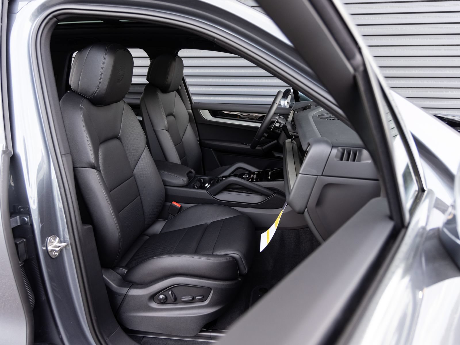 Certified 2026 Porsche Cayenne AWD/4WD image 32